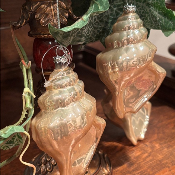 BOMBAY COMPANY VINTAGE SEA SHELL GLASS ORNAMENTS
(4 large) - Picture 6 of 16